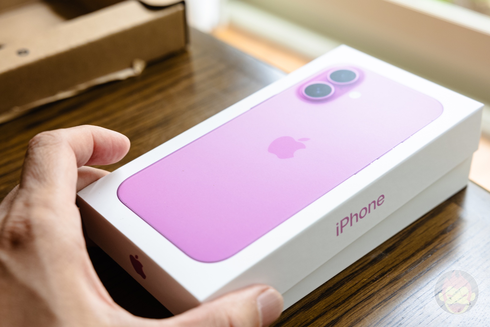 Iphone 16 pink color model 08