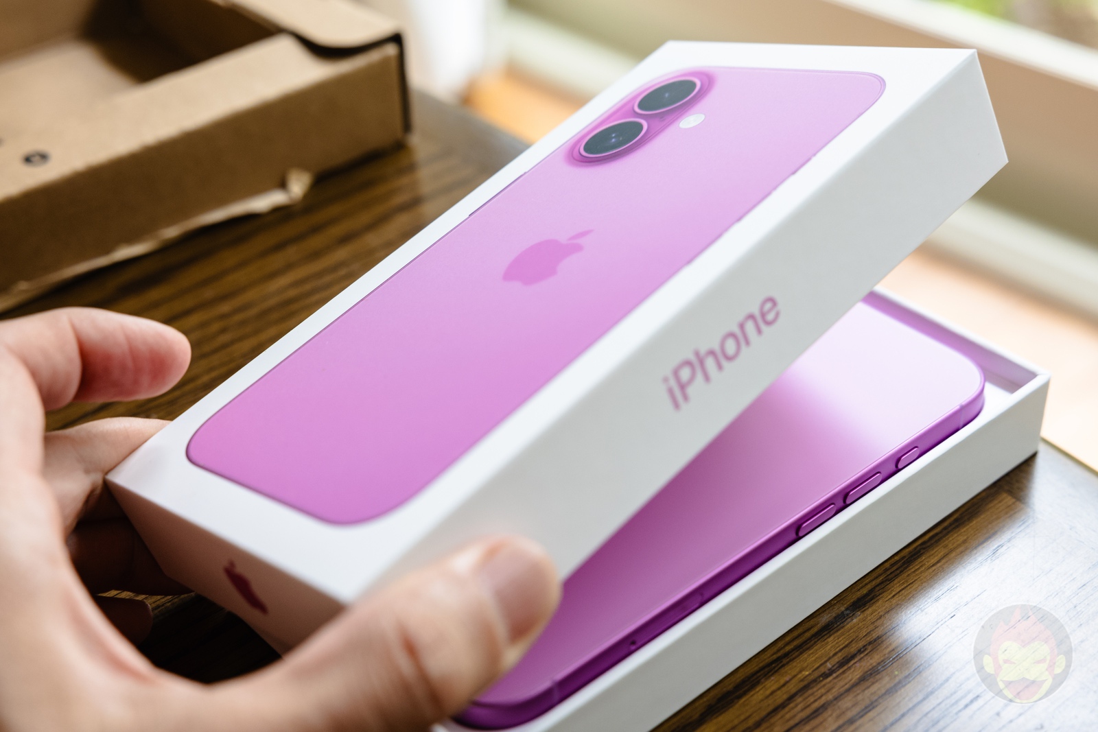 iphone-16-pink-color-model-09.jpg