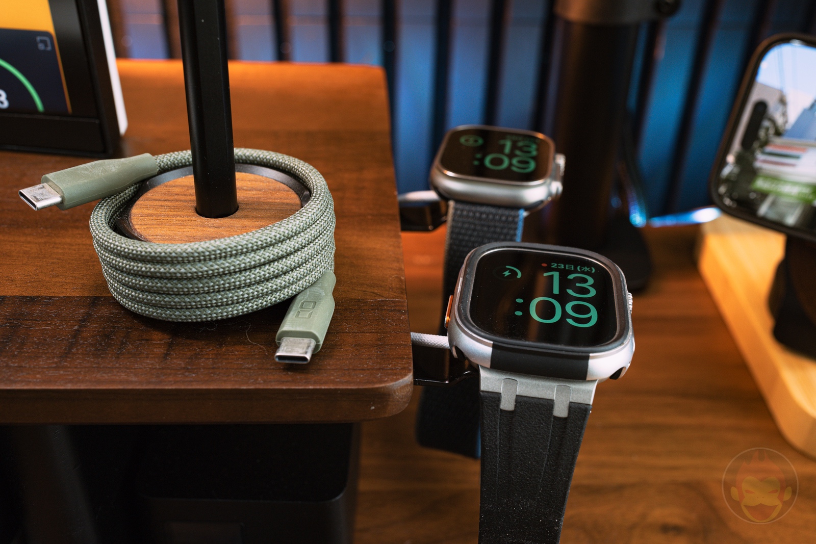 Charging-Apple-Watch-on-Desk-Shelf-01.jpg