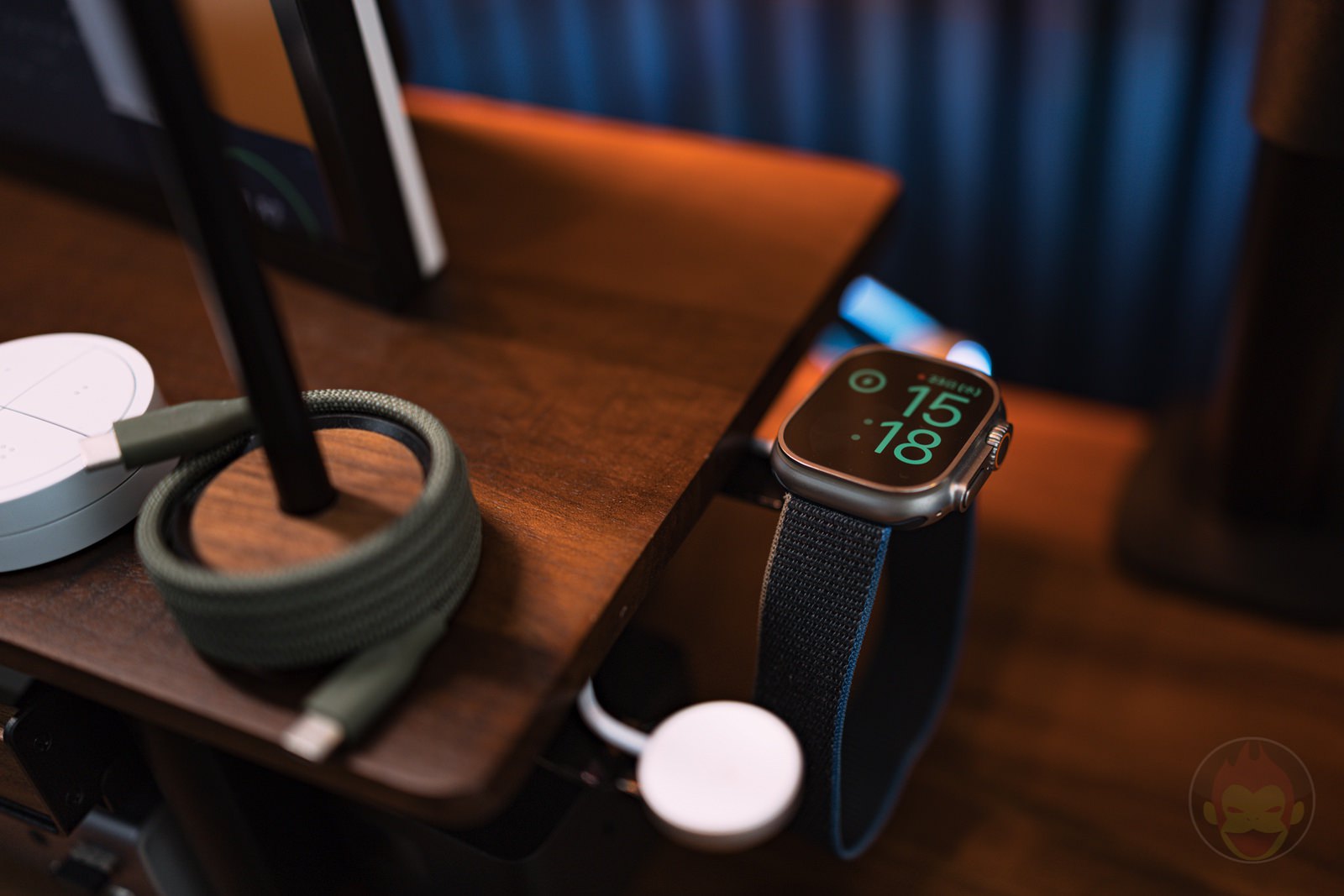 Charging-Apple-Watch-on-Desk-Shelf-2-03.jpg