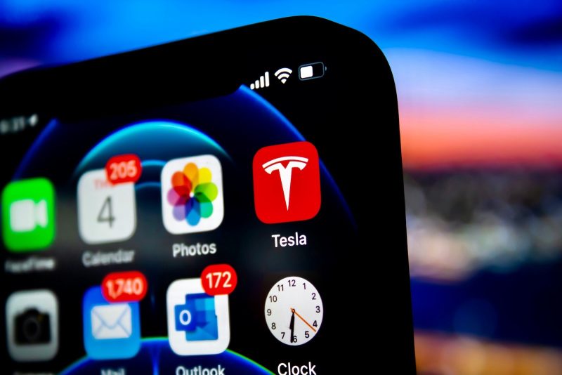 Tesla、待望の公式Apple Watchアプリを開発中か