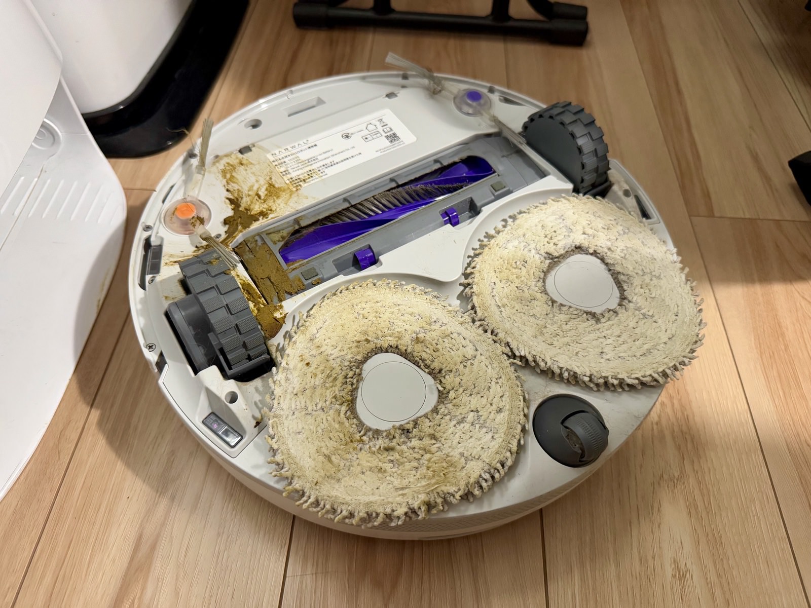 The-Robot-Vacuum-Cleaner-made-a-disaster-07.jpg