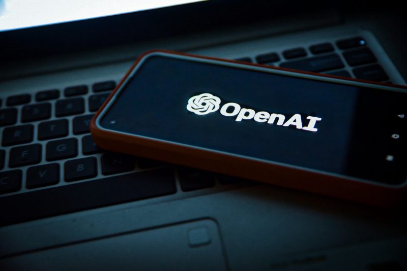 OpenAI、AIハードウェアの開発を表明。ジョニー・アイブ起用でiPhone超えへの挑戦