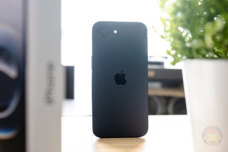 iphone16e-black-model-15.jpg