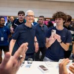 Apple-Fifth-Avenue-New-York-Tim-Cook-with-customers-and-team-members-240920_big.large_2x.jpg