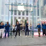 Apple-Fifth-Avenue-New-York-Deirdre-O-Brien-Tim-Cook-store-queue-240920_big.large_2x.jpg