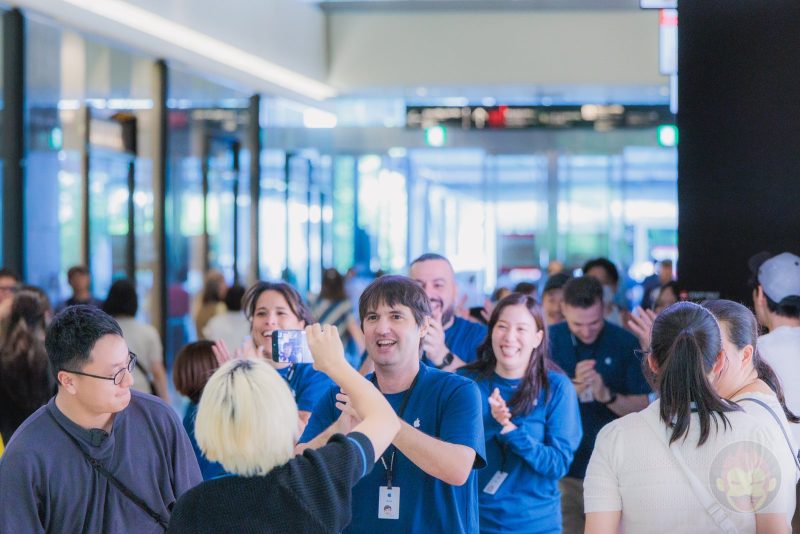 Apple-Umeda-Grand-Opening-16.jpg