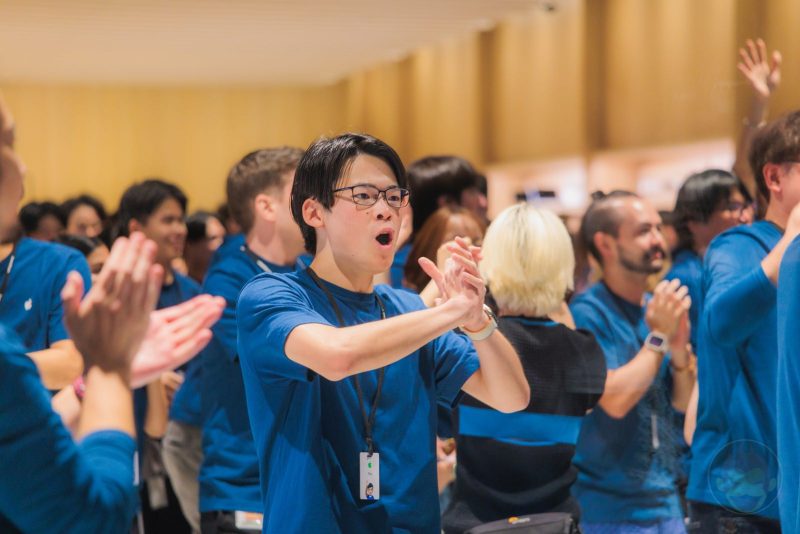 Apple-Umeda-Grand-Opening-37.jpg