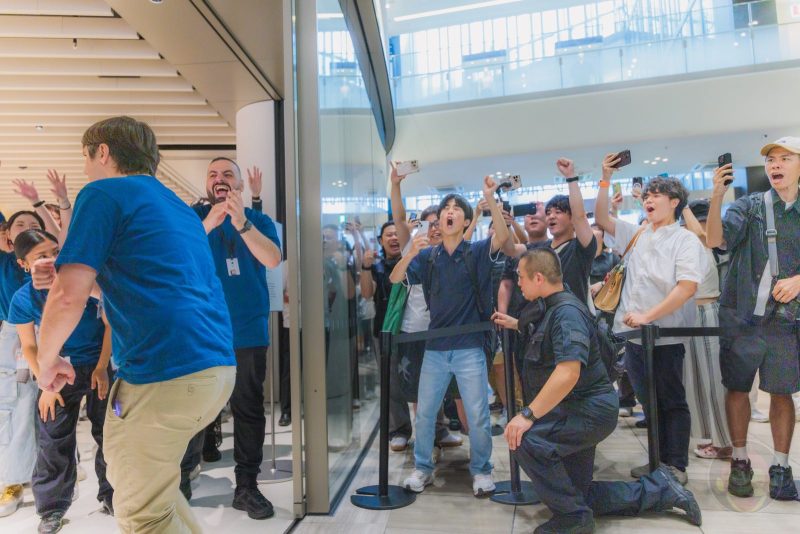 Apple-Umeda-Grand-Opening-49.jpg