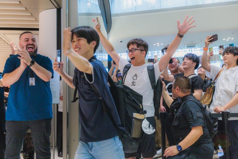Apple-Umeda-Grand-Opening-51.jpg