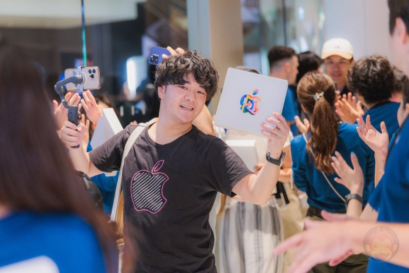 Apple-Umeda-Grand-Opening-87.jpg