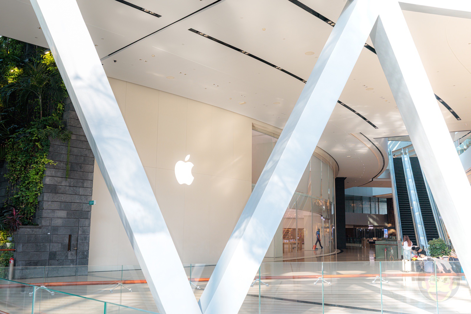 Apple-Jewel-Changi-Airport-outside-05.jpg Apple Jewel Changi Airport outside 05