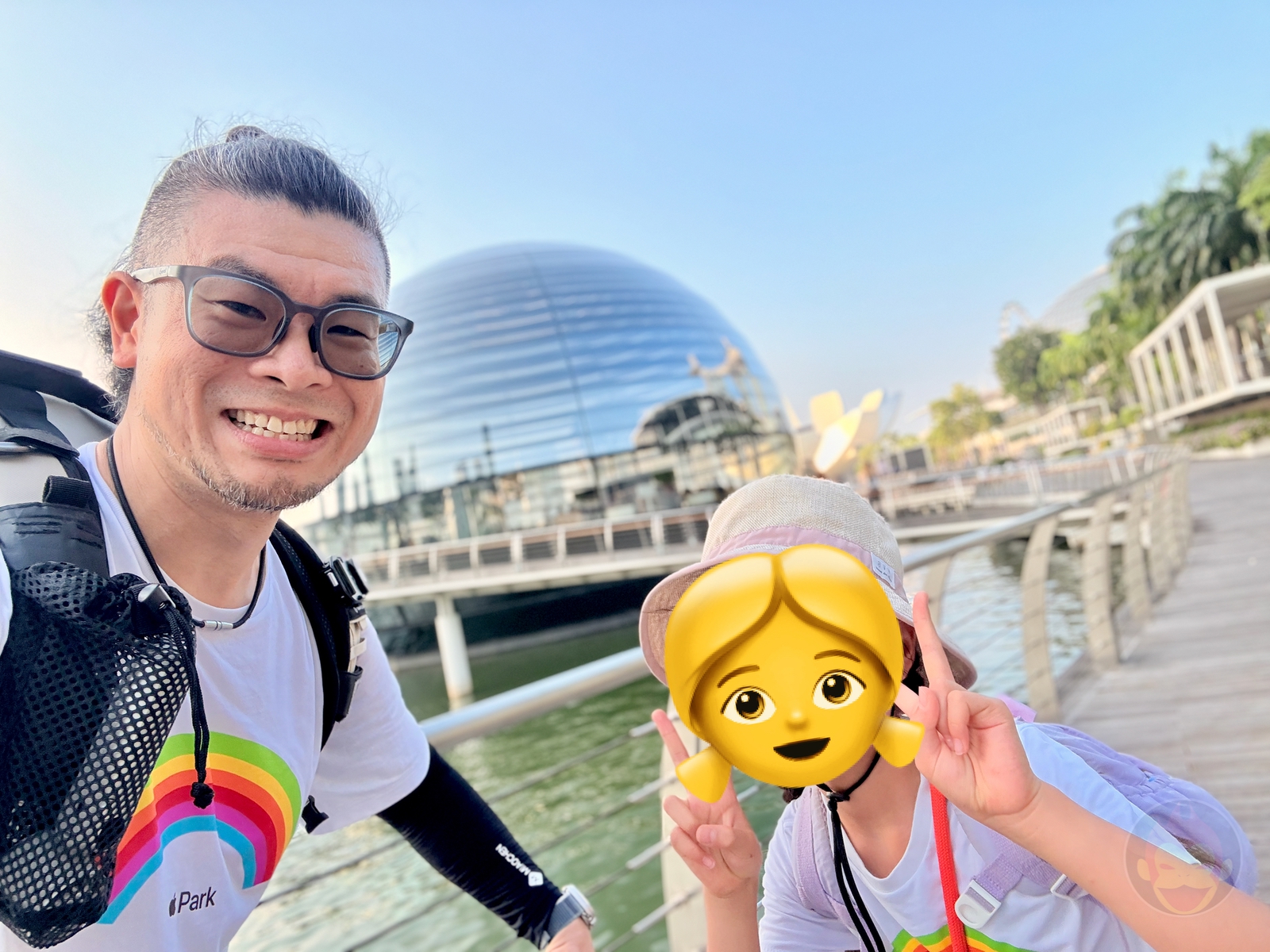 Daddy and my daughter at apple marina bay sands 01