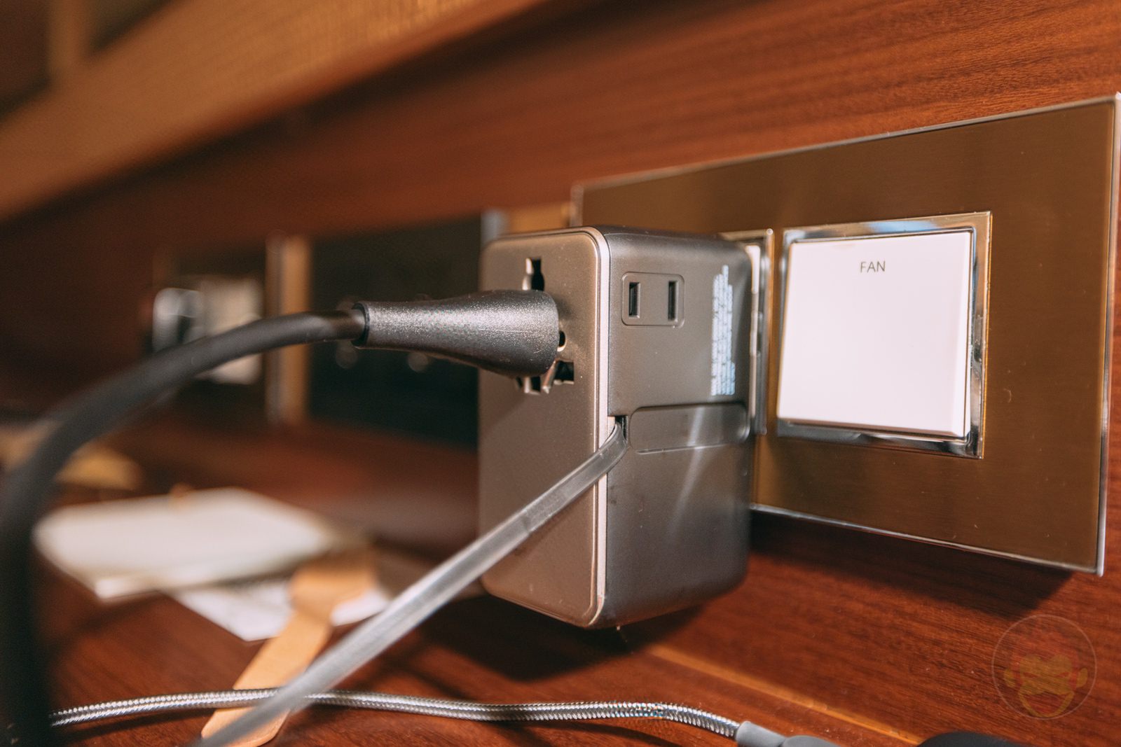 Momax 1World adaptor plug 01