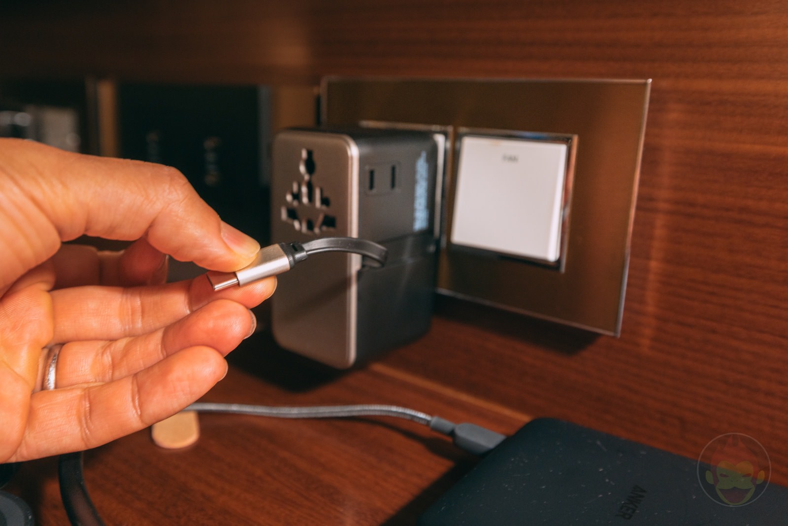 Momax 1World adaptor plug 03