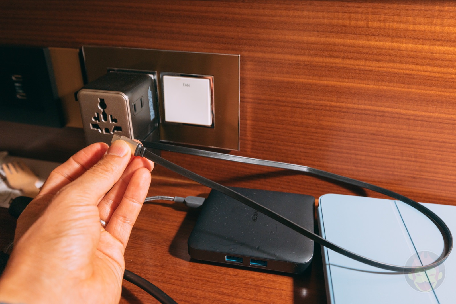 Momax 1World adaptor plug 05