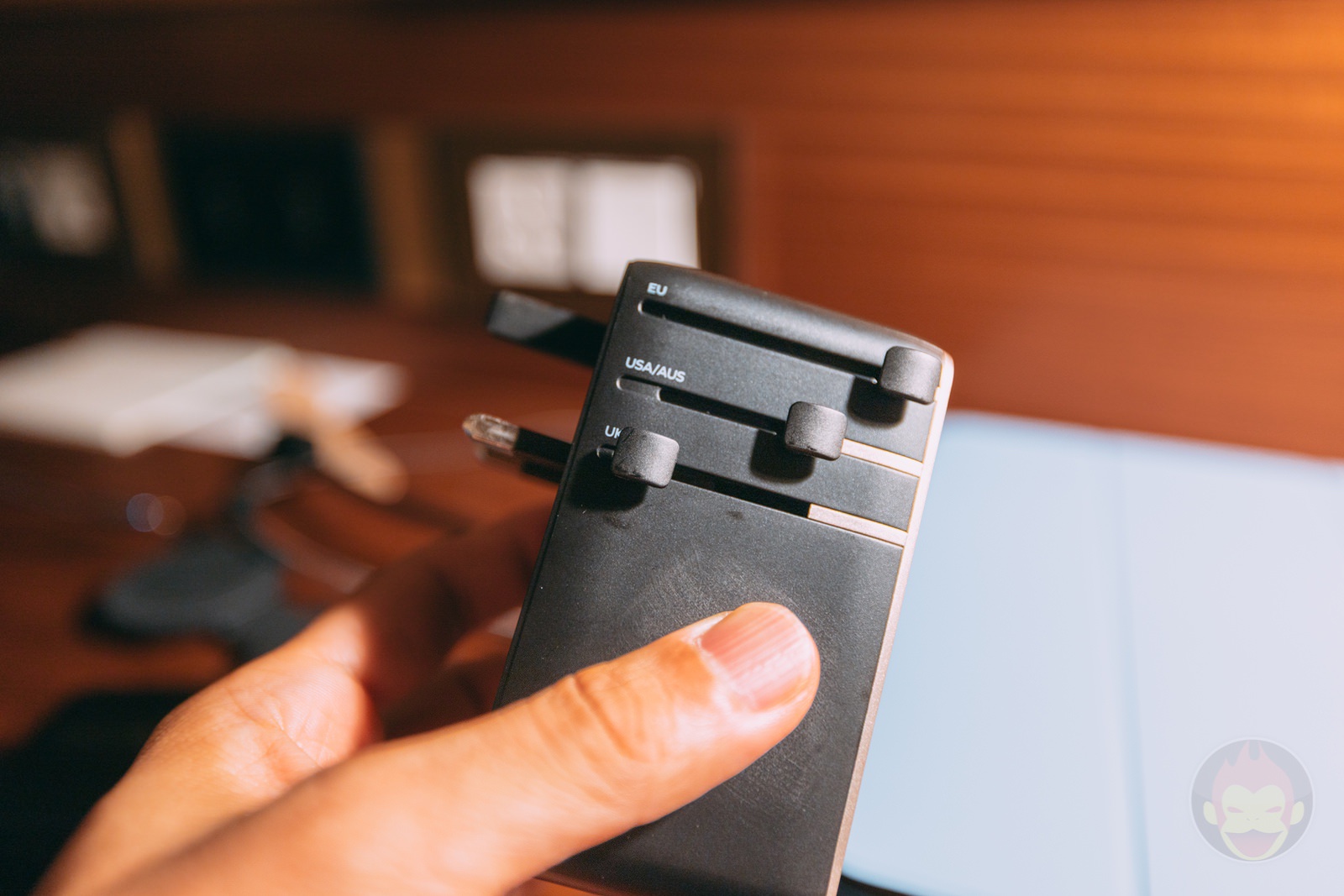 Momax 1World adaptor plug 09