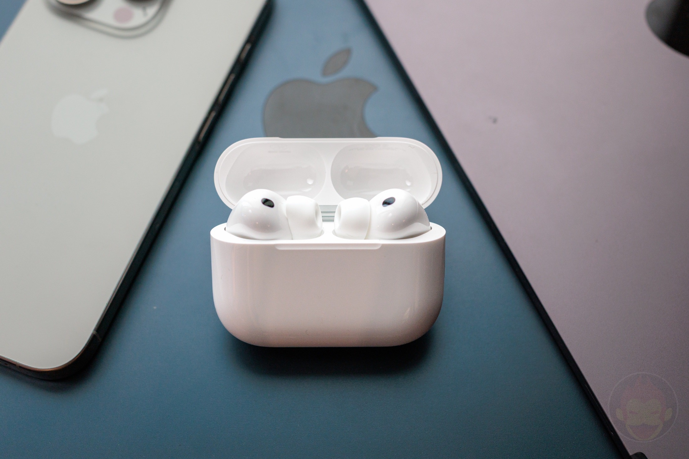 AirPods-Pro-3-Hands-On-Review-Comparison-top-image-04.jpg AirPods Pro 3 Hands On Review Comparison top image 04