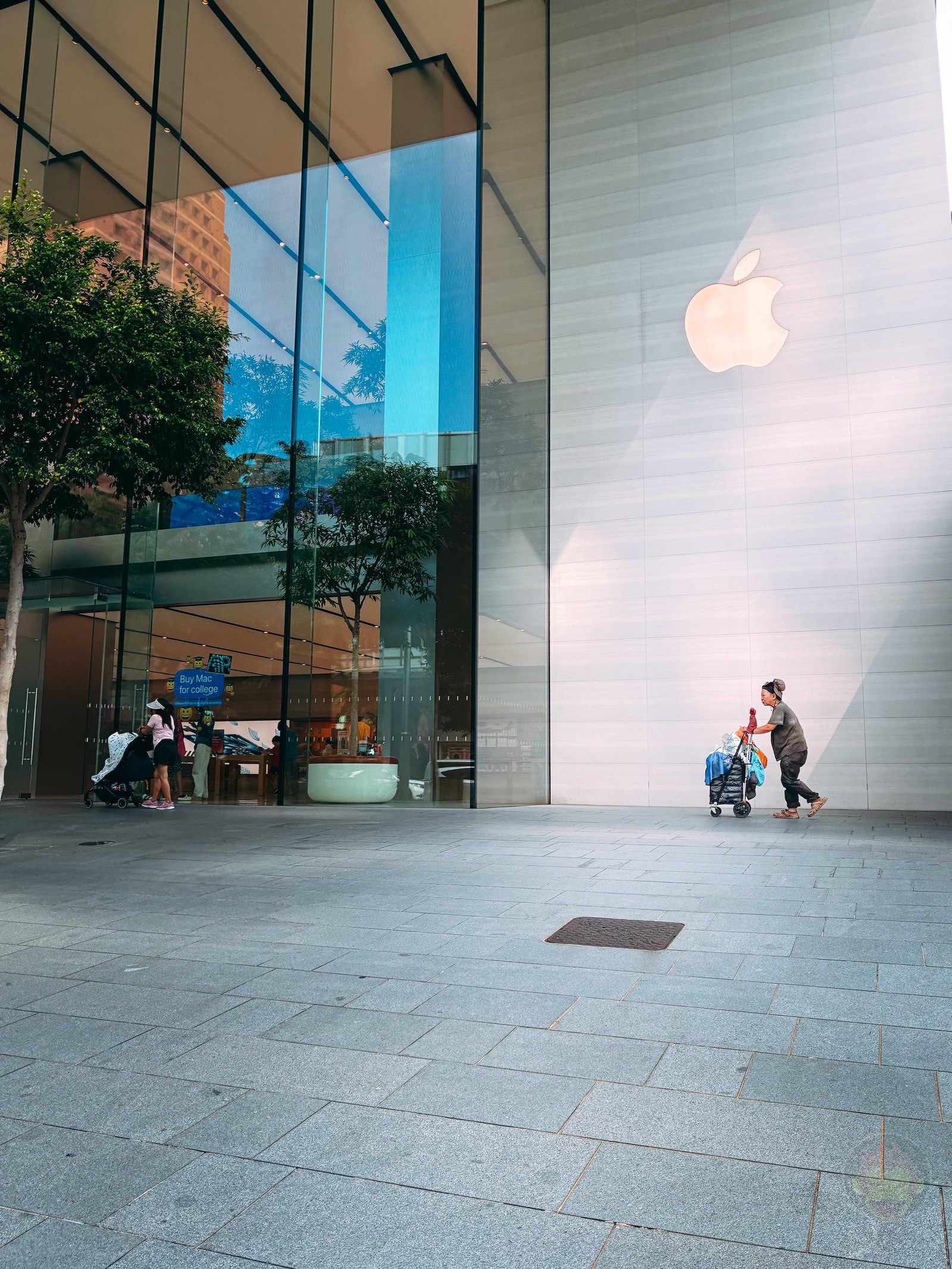 My Older Daughters photos at singapore with iphone16e 32