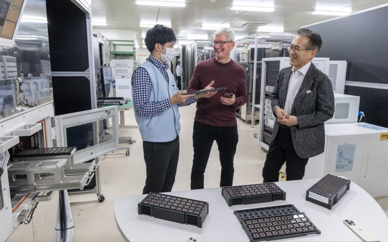 Tim-Cook-at-Sony-in-Kumamoto-December-2022.jpg
