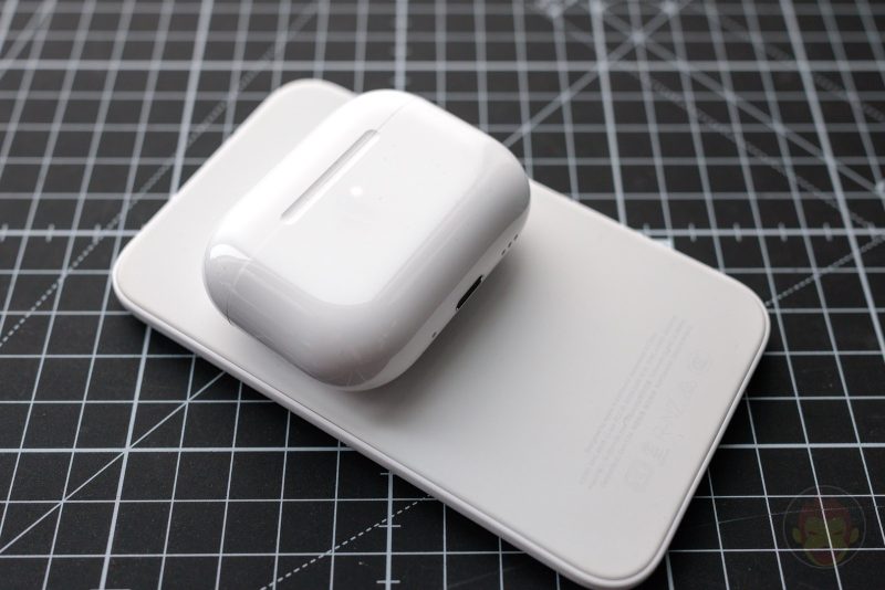 Using-the-MagSafe-battery-for-iPhoneAir-charing-airpods-01.jpg