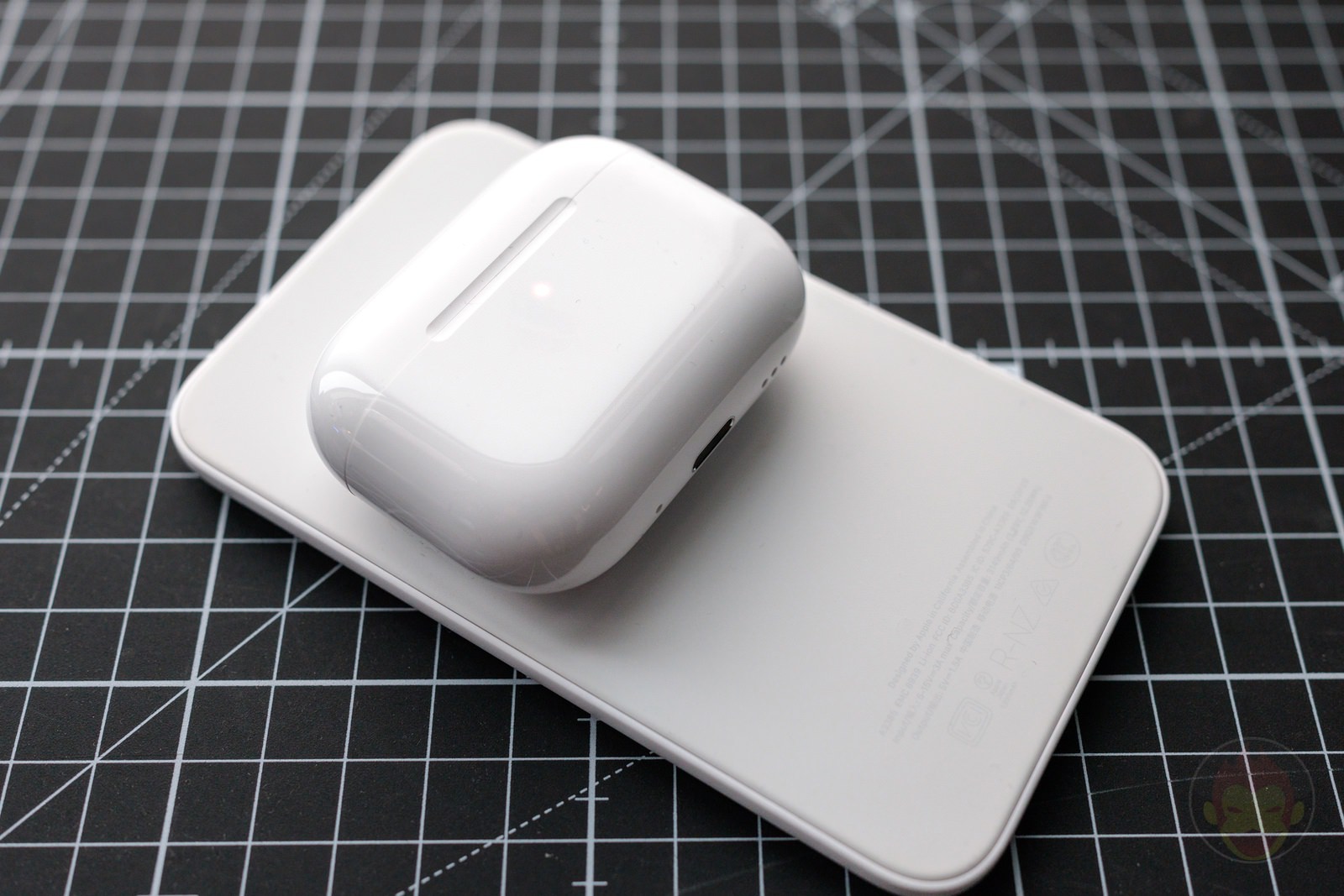 Using the MagSafe battery for iPhoneAir charing airpods 01