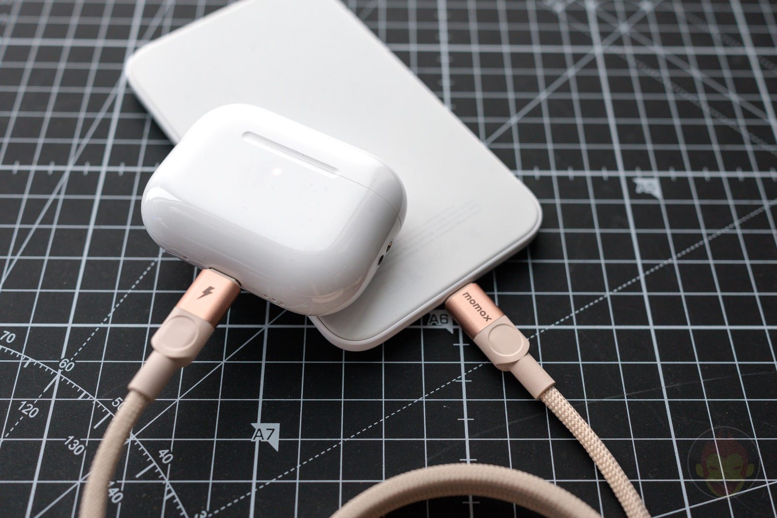 Using the MagSafe battery for iPhoneAir charing airpods 02