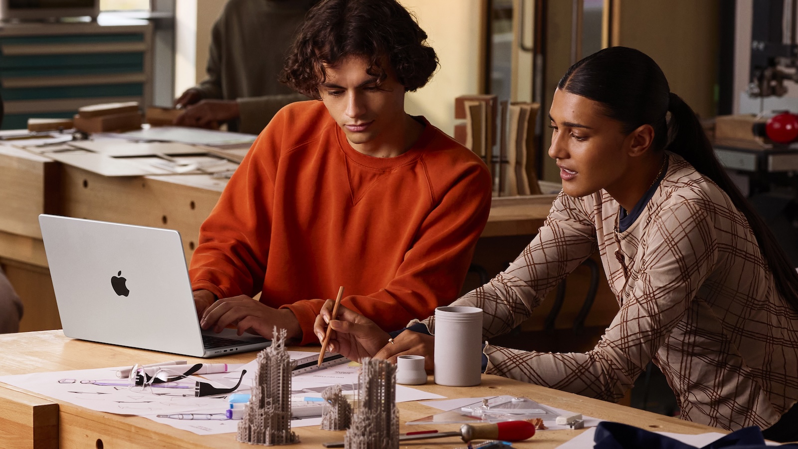 Apple MacBook Pro 14 in lifestyle work 251015