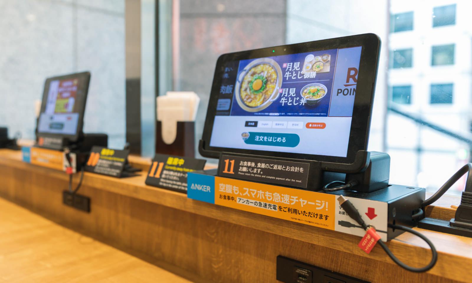 Charging at Yoshinoya with Anker Products 03