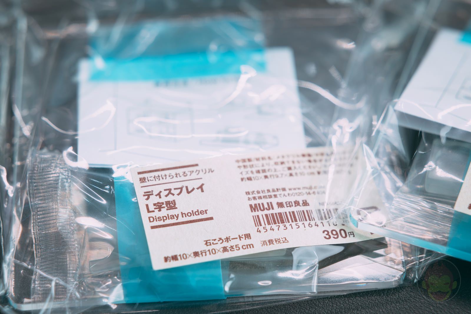 Using-Muji-clear-display-holder-02.jpg