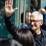 Tim-Cook-at-the-Ginza-Opne.jpg