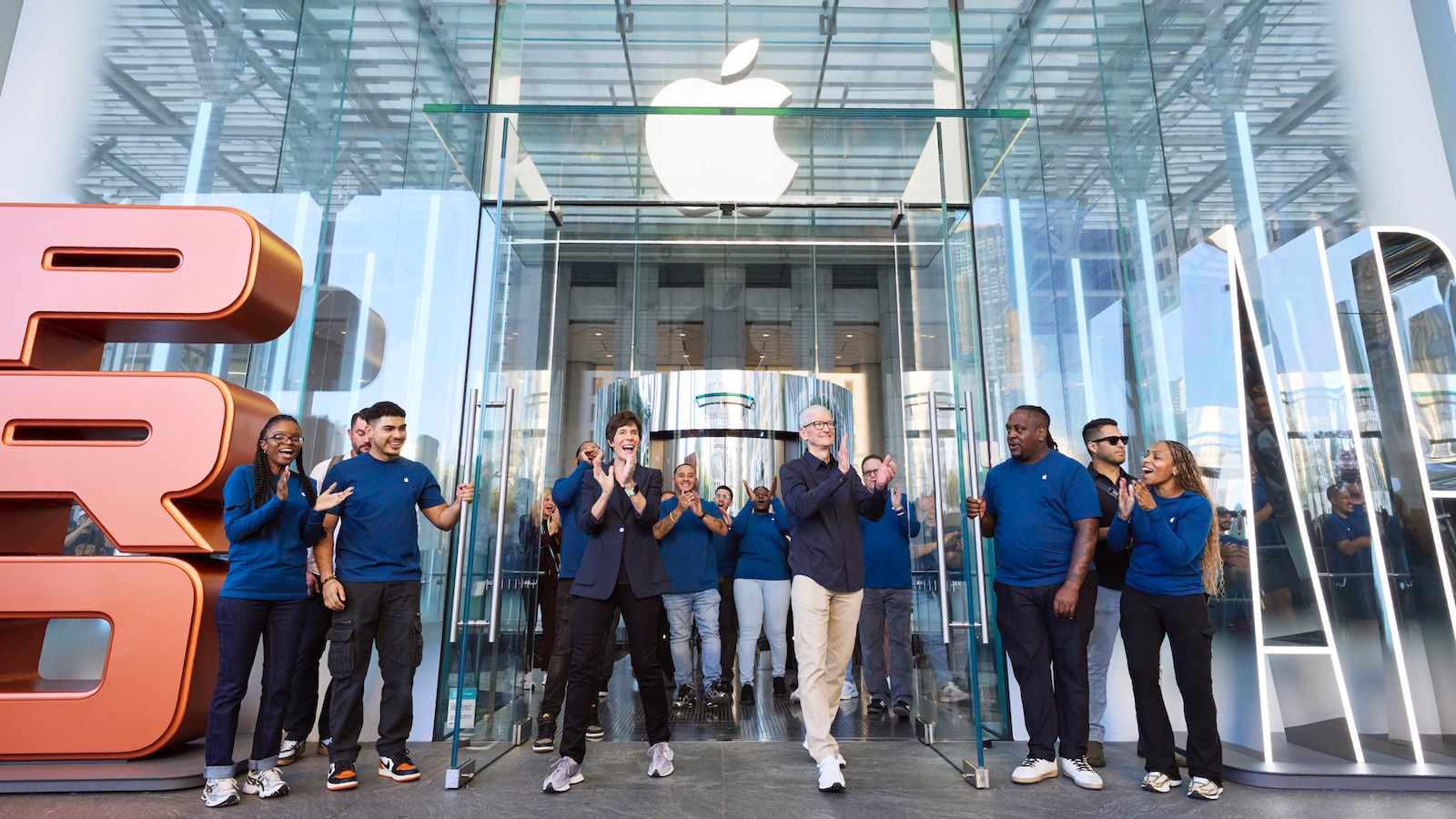 Apple Fifth Avenue New York Tim Cook and Deirdre O Brien welcome customers with team members 250919