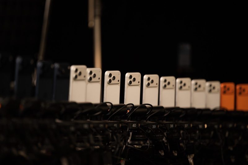 60台のiPhone 17 Pro、”時間を止める”カメラに変身。Vogue Chinaの舞台裏が公開