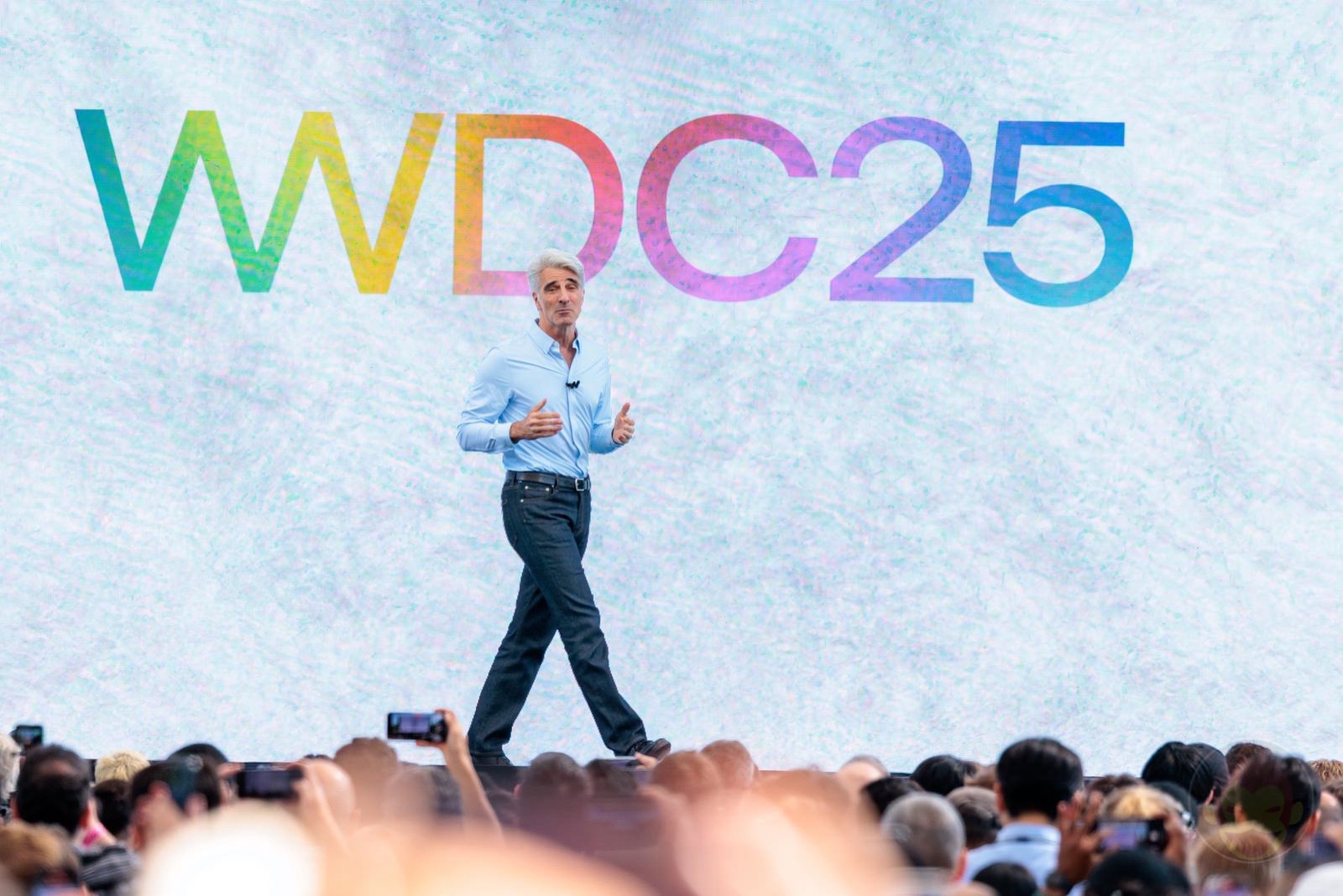 IOS26 WWDC25 Tim Cook Craig Federighi 29