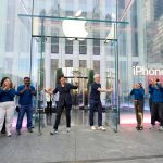 Apple-Fifth-Avenue-New-York-Deirdre-O-Brien-Tim-Cook-store-queue-240920.jpg