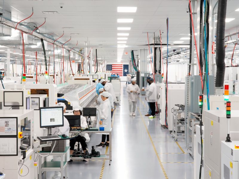 Apple-US-manufacturing-investment-Houston-data-center-assembly-line-01.jpg