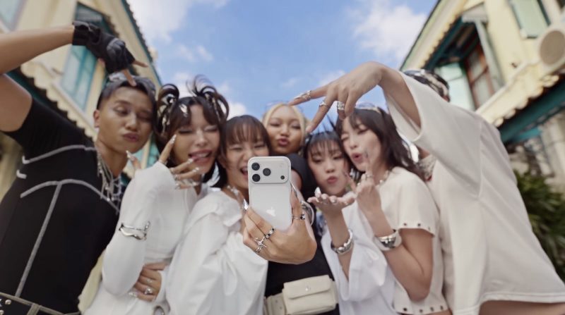 Group Selfies with iPhone 17