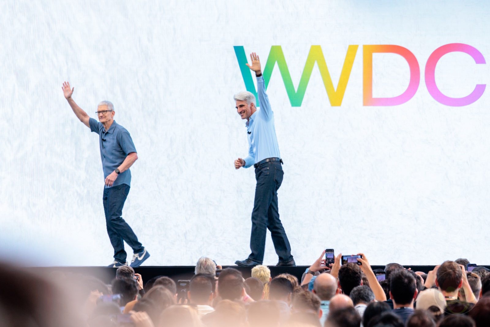 IOS26 WWDC25 Tim Cook Craig Federighi 38