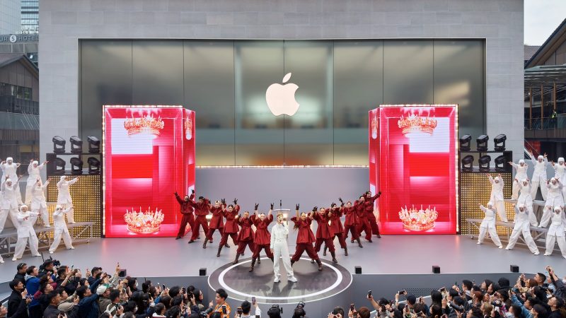 Apple-50-year-anniversary-Chengdu-Chris-Lee-performance-01.jpg