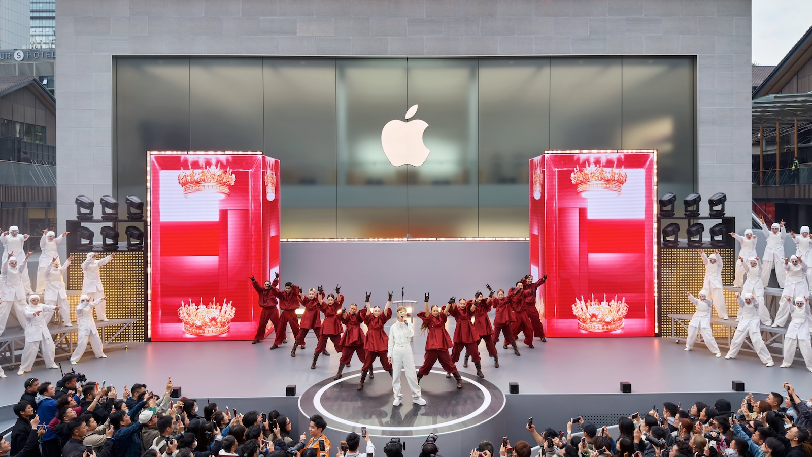Apple 50 year anniversary Chengdu Chris Lee performance 01