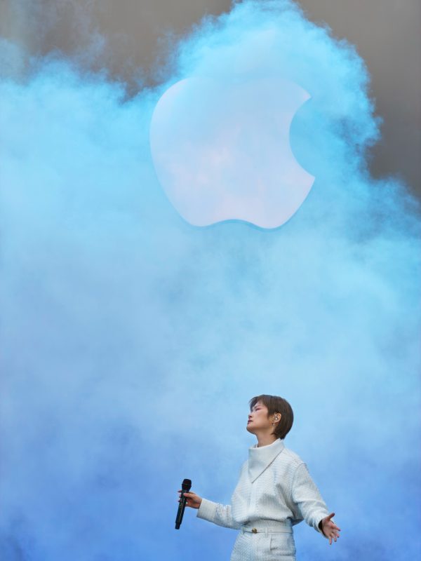 Apple-50-year-anniversary-Chengdu-Chris-Lee-performance-04.jpg