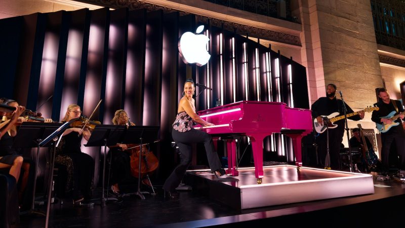 Apple-50-year-anniversary-New-York-Alicia-Keys-01.jpg