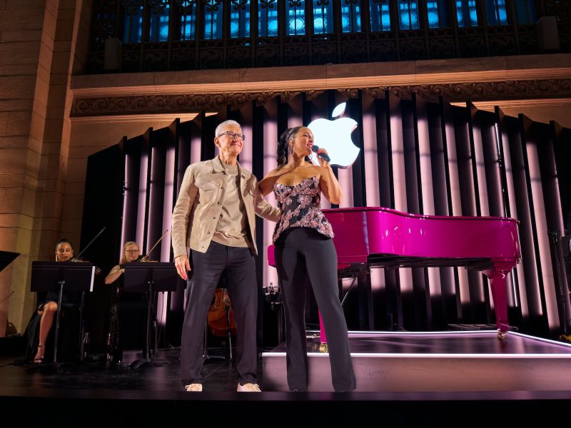 Apple-50-year-anniversary-New-York-Tim-Cook-with-Alicia-Keys.jpg