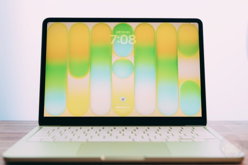 MacBook Neoのカラーマッチ、ゴム足からポートの中まで染まってた話