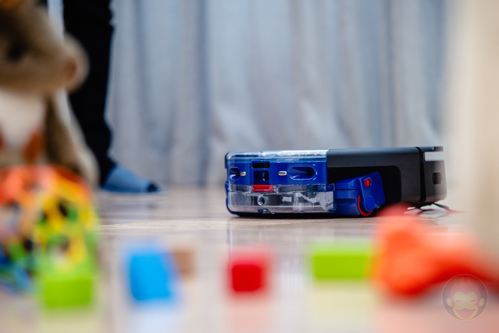 Dyson Spot Scrub AI robot Vaccuum Cleaner 04