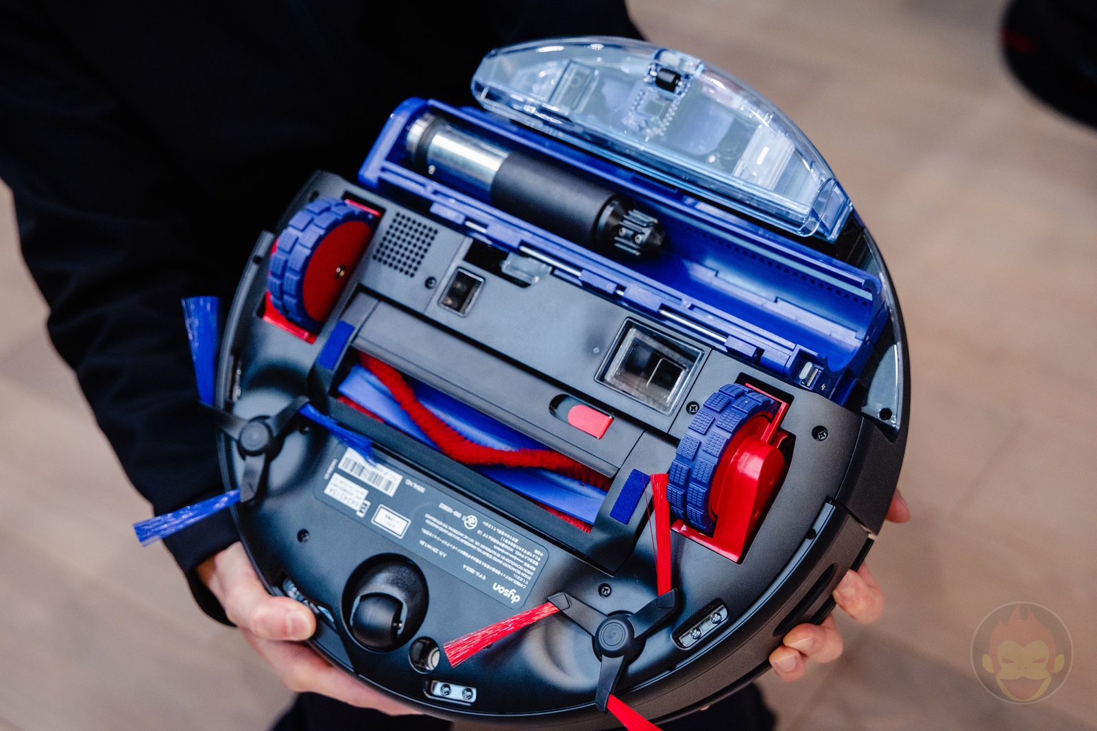 Dyson Spot Scrub AI robot Vaccuum Cleaner 23