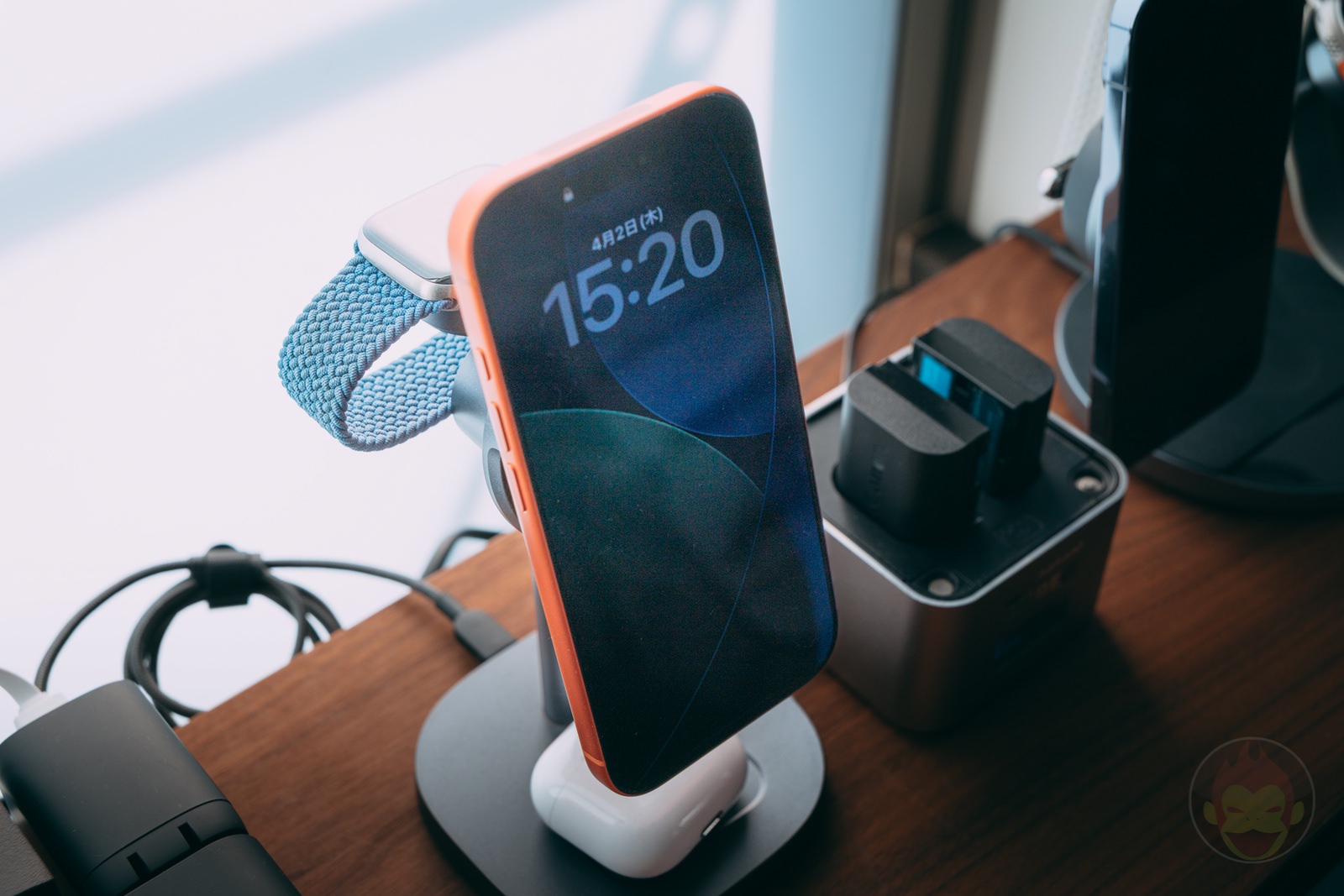 Deskshelf charging station 01