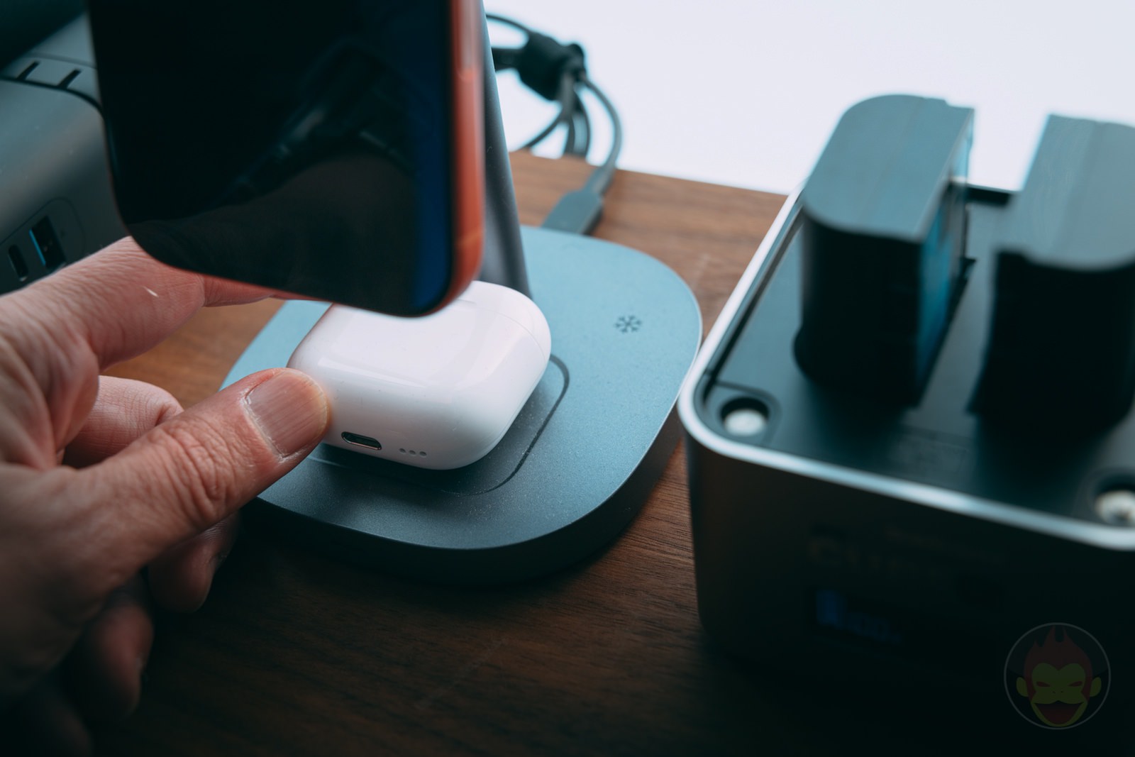 Deskshelf charging station 02