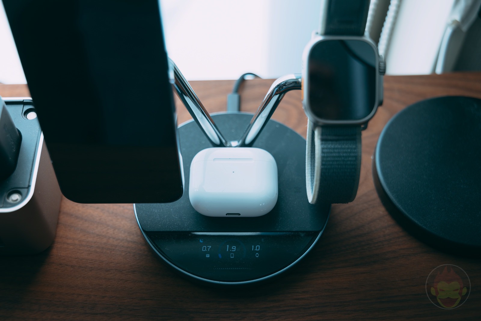 Deskshelf charging station 03