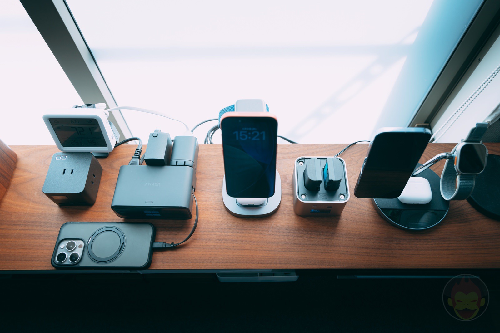 Deskshelf charging station 04